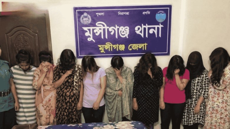 মুন্সিগঞ্জে বাসায় দেহব্যবসা: নারীসহ আটক ১০