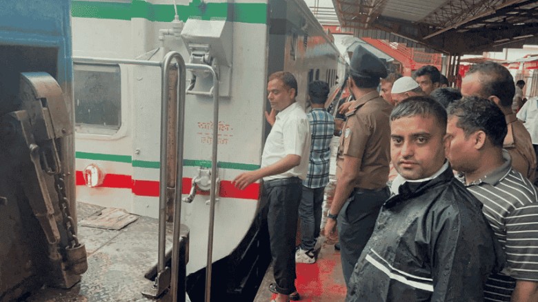চট্টলা এক্সপ্রেসের ইঞ্জিনে ত্রুটি: ভোগান্তিতে ৭০০ যাত্রী