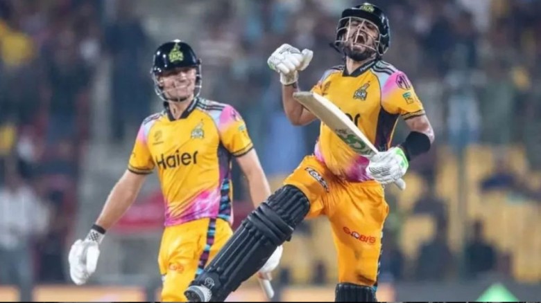 বাবরের রেকর্ডগড়া সেঞ্চুরিতে ফাইনালে পেশোয়ার