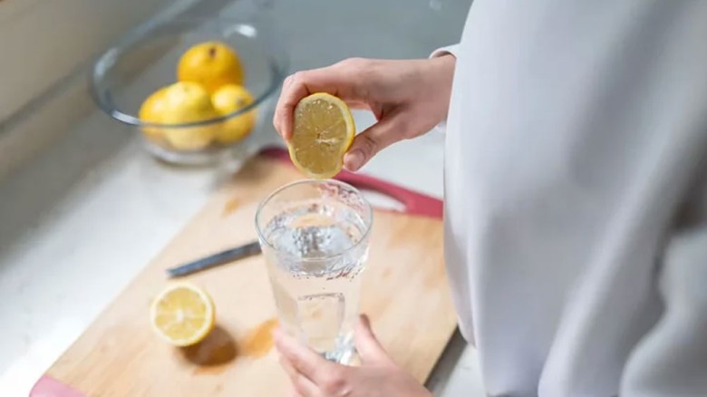 খালি পেটে লেবু পানি খাওয়া কী সত্যিই উপকারী