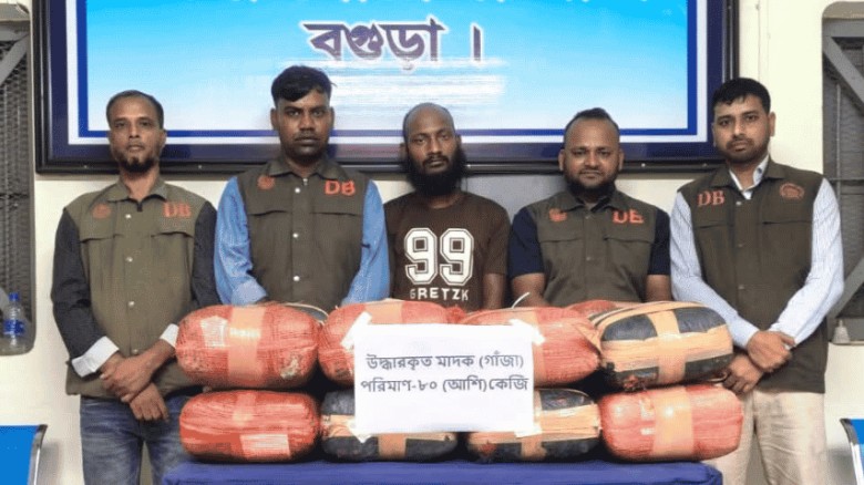 বগুড়ায় ট্রাক-গাঁজাসহ আটক ১