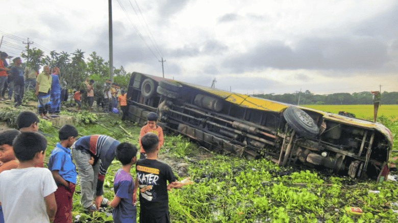 টুঙ্গিপাড়ায় বাস খালে, আহত ১৫