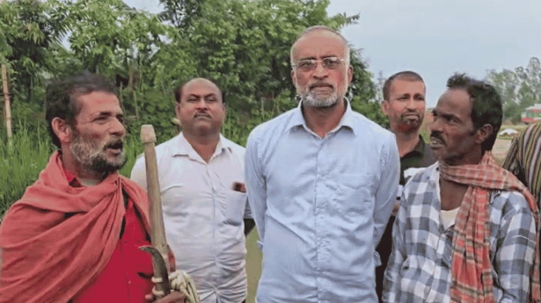 অষ্টগ্রামে ক্ষতিগ্রস্ত কৃষকদের পাশে জেলা পরিষদ প্রশাসক খালেদ সাইফুল্লাহ সোহেল