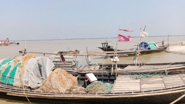 নিষেধাজ্ঞা শেষে রাতে নদীতে নামবেন জেলেরা