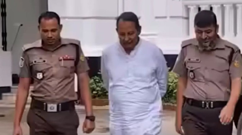 হাসানুল হক ইনুকে ‘আশ্বাস’ দেওয়া সেই দুই পুলিশ সদস্য প্রত্যাহার