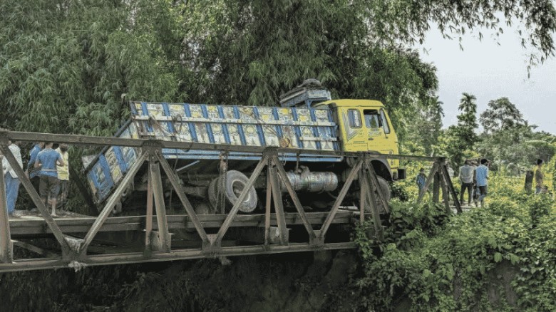 সেতু ভেঙে ট্রাক আটকা: দিঘীনালায় সড়ক বন্ধ