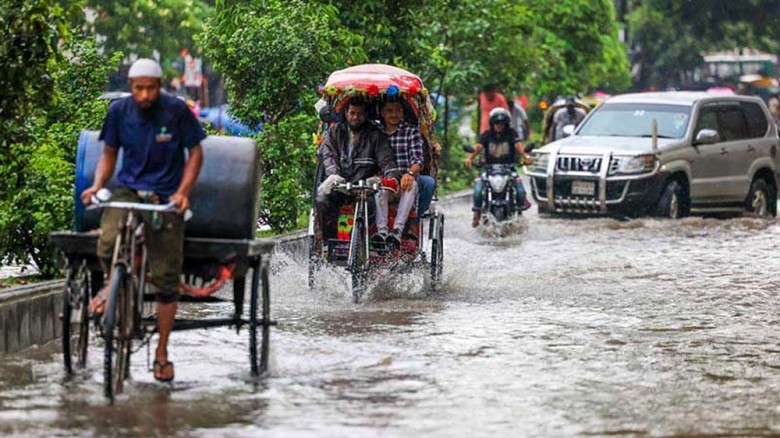 সকালে মুষলধারে বৃষ্টি, রাজধানীর সড়কে জনভোগান্তি