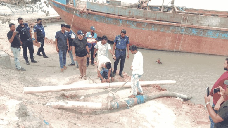 শ্যামনগরে অবৈধ বালু উত্তোলন: আটক ৫