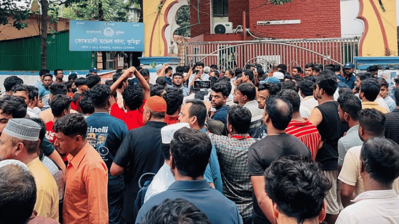 নেতা আটক: কুমিল্লায় বিএনপির থানা ঘেরাও