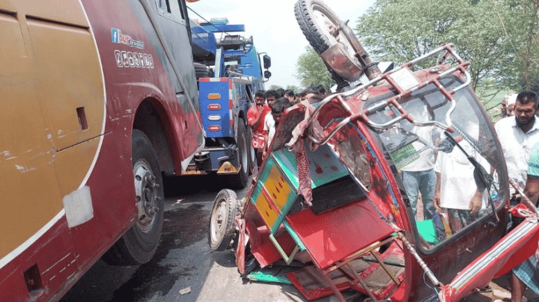 ভাঙ্গা মহাসড়কে বাসের ধাক্কায় নিহত ২