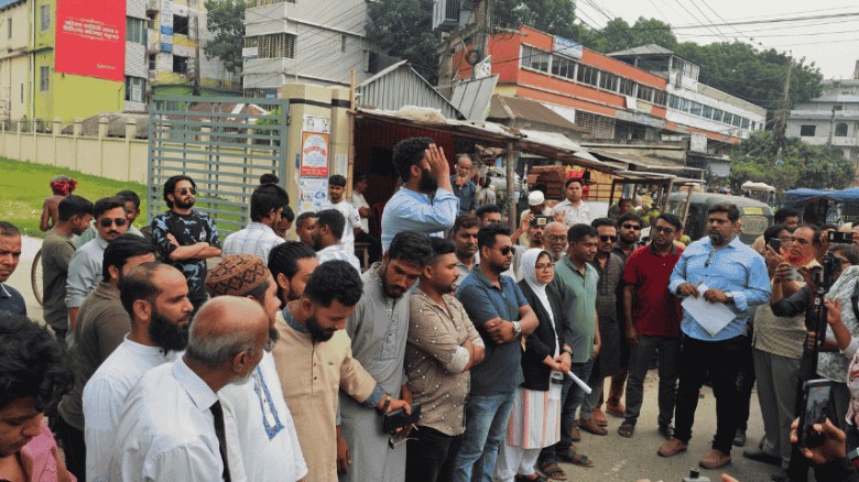 ফরিদপুরে বিআরটিএ কর্মকর্তার বিরুদ্ধে বিক্ষোভ