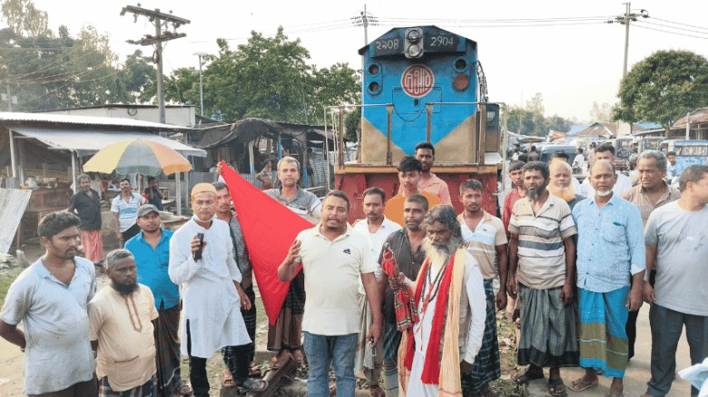 সরিষাবাড়ীতে ট্রেনের সময়সূচি পরিবর্তনের দাবিতে অবরোধ