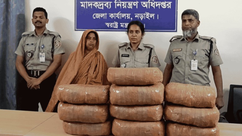 নড়াইলে ৩৮ কেজি গাঁজাসহ নারী আটক