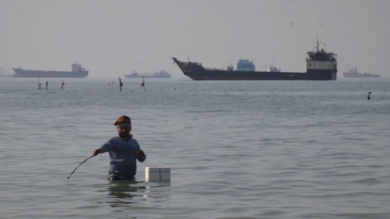 হরমুজ প্রণালীতে মার্কিন হামলায় ৫ বেসামরিক নিহত: দাবি ইরানের