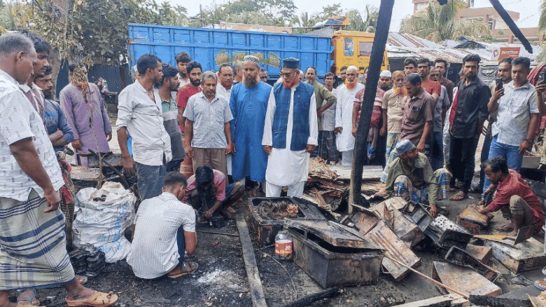 মোরেলগঞ্জে অগ্নিকাণ্ডে ৬ দোকান পুড়ে ছাই