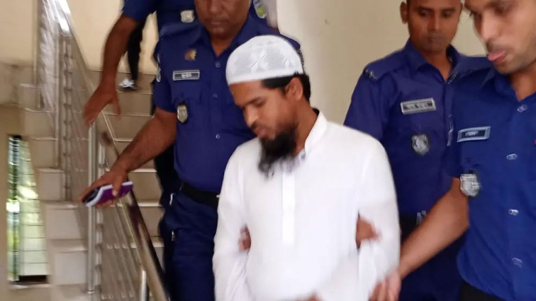 ছাত্রী ধর্ষণ ও অন্তঃসত্ত্বা মাদ্রাসা শিক্ষকে ৩ দিনের রিমান্ডে
