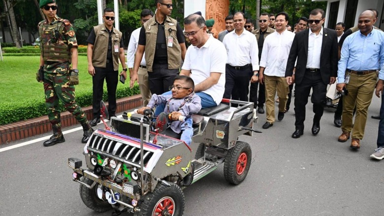 প্রতিবন্ধী কলেজছাত্র ওয়াকিমুলের তৈরি স্মার্ট কারে চড়লেন তারেক রহমান