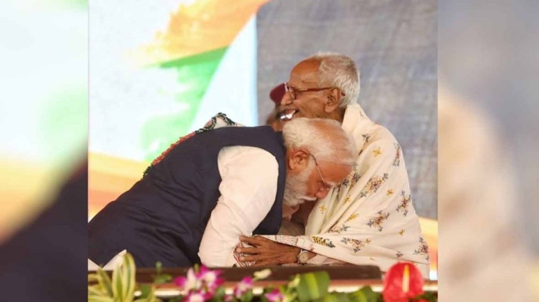 প্রবীণ নেতা মাখনলালের পা ছুঁয়ে আশীর্বাদ নিলেন মোদি
