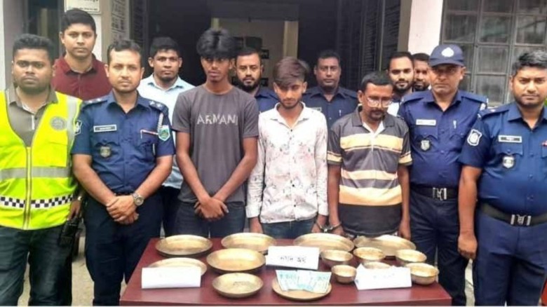 শিবগঞ্জে মালামালসহ তিন ডাকাত গ্রেফতার