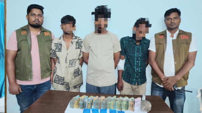 রায়পুরে ইয়াবা ও টাকাসহ আটক ৩
