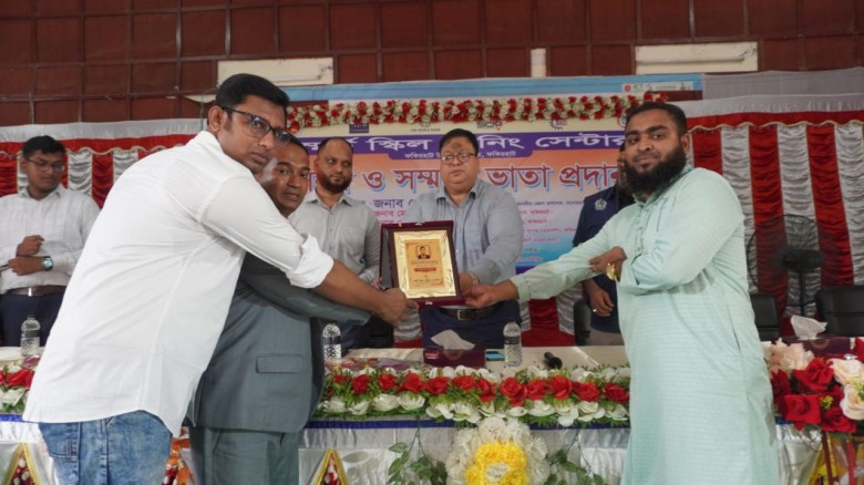 ফকিরহাটে স্মার্ট স্কিল সার্টিফিকেট বিতরণ
