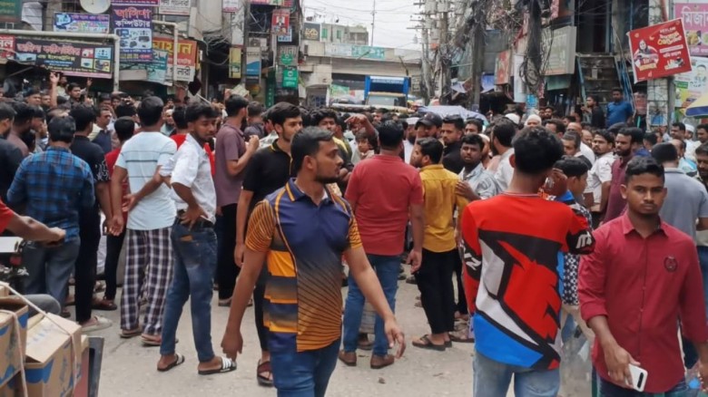 শ্রীপুরে টাওয়ারে বিদ্যুৎ সংযোগ বিচ্ছিন্ন: ব্যবসায়ীদের সড়ক অবরোধ