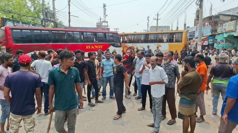 চালকের ওপর হামলা, নওগাঁয় বাস চলাচল বন্ধ