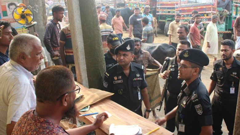 চান্দাইকোনা পশুর হাটে নিরাপত্তা জোরদারে মাঠে র‌্যাব