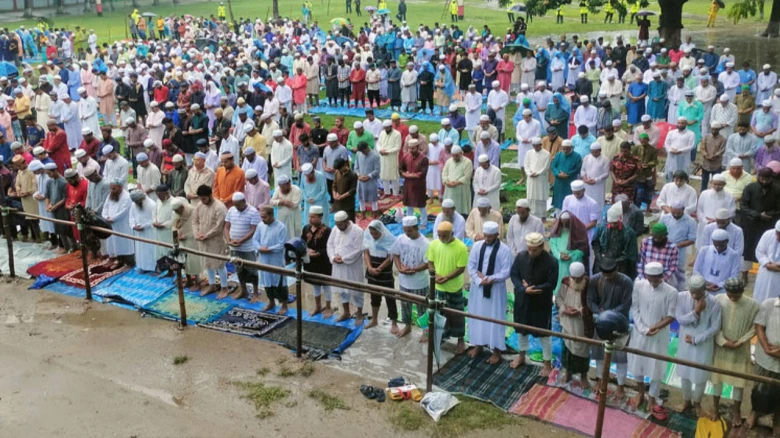 বৃষ্টির জলছোঁয়ায় শোলাকিয়ায় ঈদের নামাজ অনুষ্ঠিত