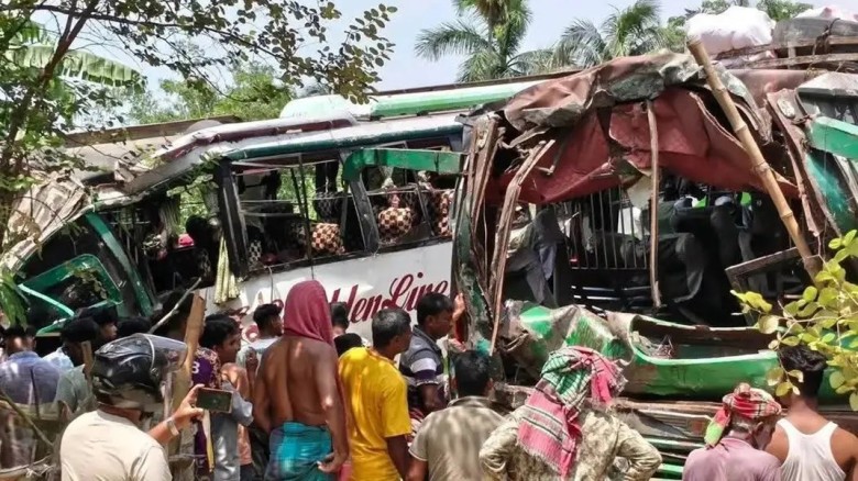 কুষ্টিয়ায় দুই বাসের মুখোমুখি সংঘর্ষ, নিহত ১, আহত ৫৫