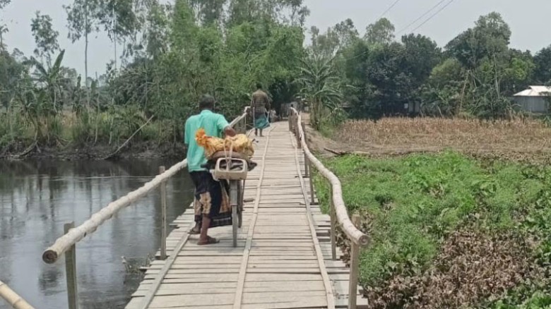 চরাঞ্চলে নড়বড়ে সাঁকোয় ২০ হাজার মানুষের দুর্ভোগ