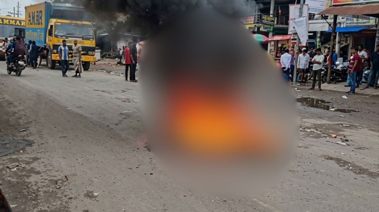 মাদারীপুরে বাসচাপায় শিশুর মৃত্যু: প্রতিবাদে সড়ক অবরোধ
