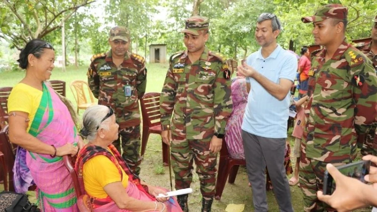 দীঘিনালায় সেনাবাহিনীর চিকিৎসা ও আর্থিক সহায়তা প্রদান