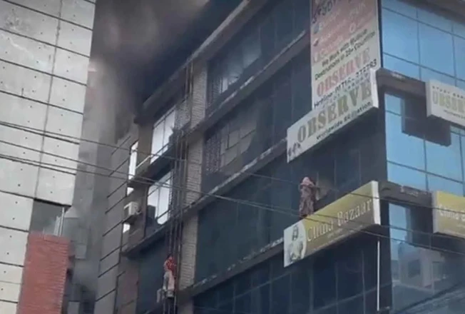 ধানমন্ডিতে বহুতল ভবনে আগুন, ঘটনাস্থলে ফায়ার সার্ভিসের ২ ইউনিট