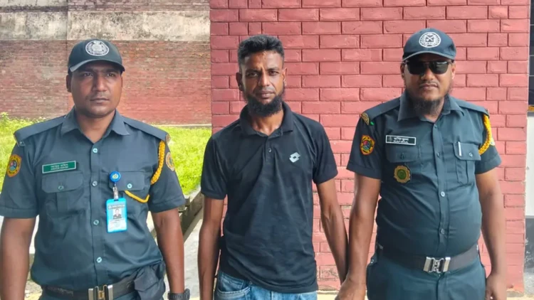 কারাগারে বন্দি স্ত্রীর কাছে গাঁজা পৌঁছে দিতে গিয়ে স্বামী আটক