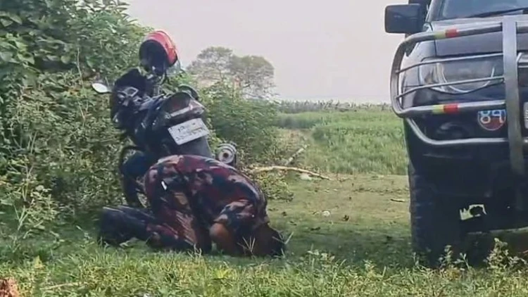 নামাজের ভিডিও ভাইরাল, প্রশংসায় ভাসছেন নায়েক মতিন