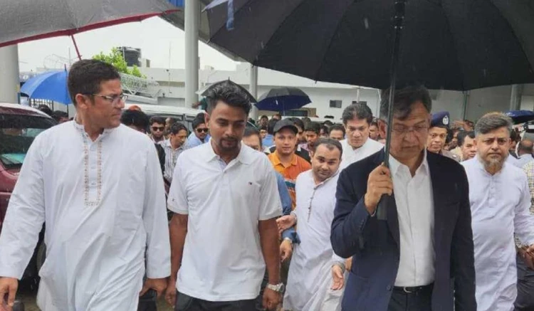 প্রধানমন্ত্রীকে স্বাগত জানাতে কক্সবাজার বিমানবন্দরে স্বরাষ্ট্রমন্ত্রী