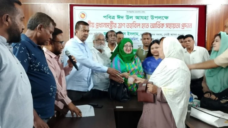 সৈয়দপুরে প্রধানমন্ত্রীর ত্রাণ তহবিলের অর্থ বিতরণ