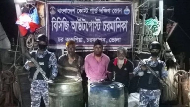 চরফ্যাশনে অবৈধ বোট-মাছসহ আটক ৩