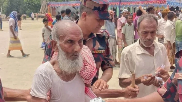 পদ্মার চরে বিজিবির ফ্রি মেডিকেল ক্যাম্প অনুষ্ঠিত
