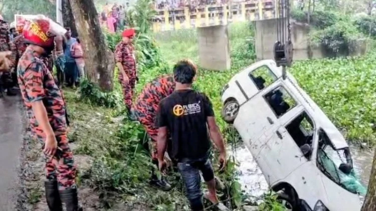 সিরাজদিখানে মাইক্রোবাস খাদে পড়ে নারী নিহত