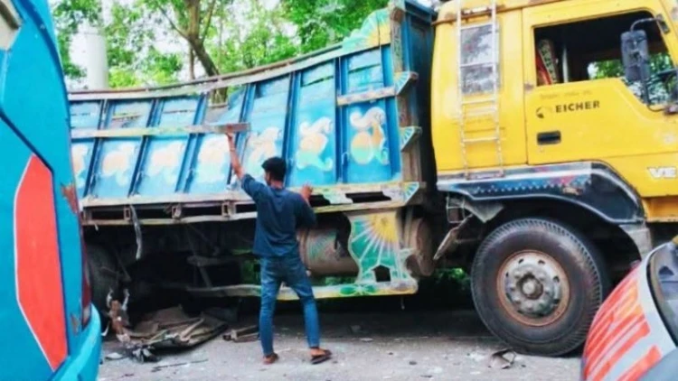 গোপালগঞ্জে সড়ক দুর্ঘটনায় নিহত ১, আহত ৬০