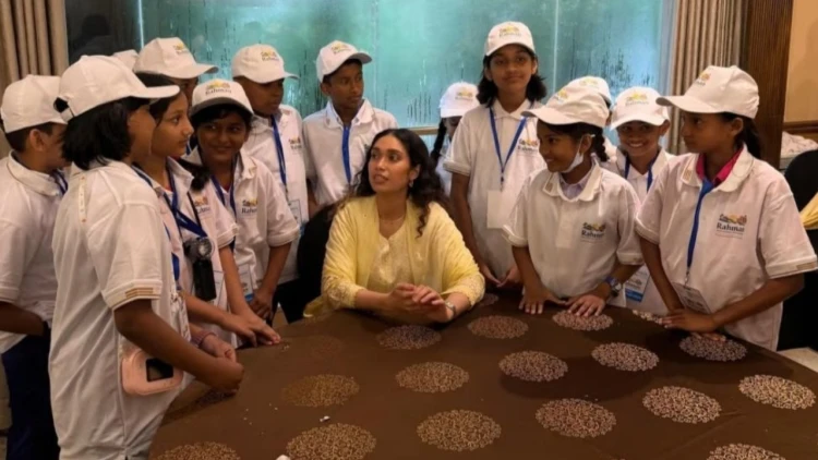 কৃতি শিক্ষার্থীদের সাথে ব্যারিস্টার জাইমা রহমানের প্রাণবন্ত আড্ডা