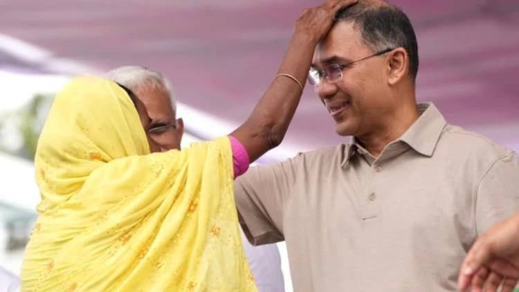 বৃদ্ধা মায়ের দোয়ায় সিক্ত প্রধানমন্ত্রী তারেক রহমান
