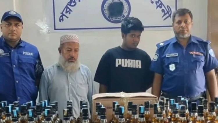 পরশুরামে অ্যাম্বুলেন্সে ভারতীয় মদসহ আটক ২