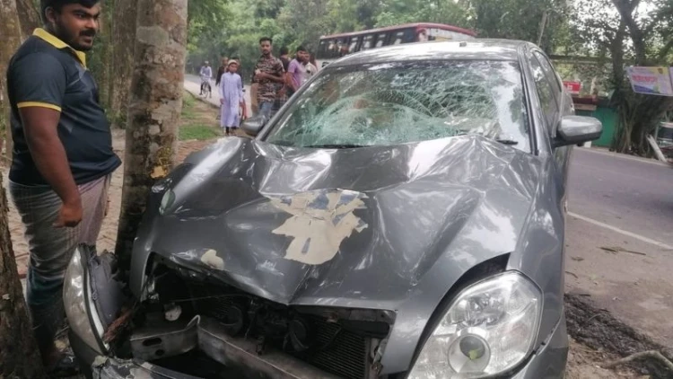 ফকিরহাটে প্রাইভেট কারের ধাক্কায় ঘটক নিহত