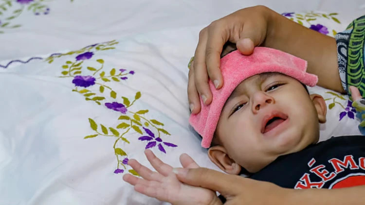 শিশুর জ্বরে কখন ও কীভাবে প্যারাসিটামল খেতে দেবেন