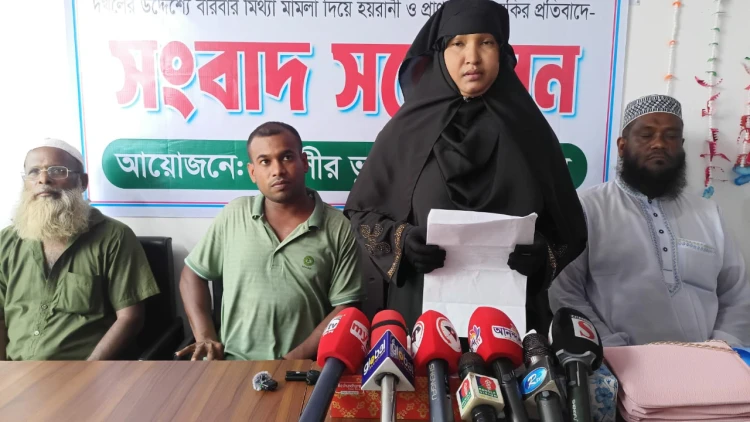 ডাসারে জমি দখলের প্রতিবাদে সংবাদ সম্মেলন