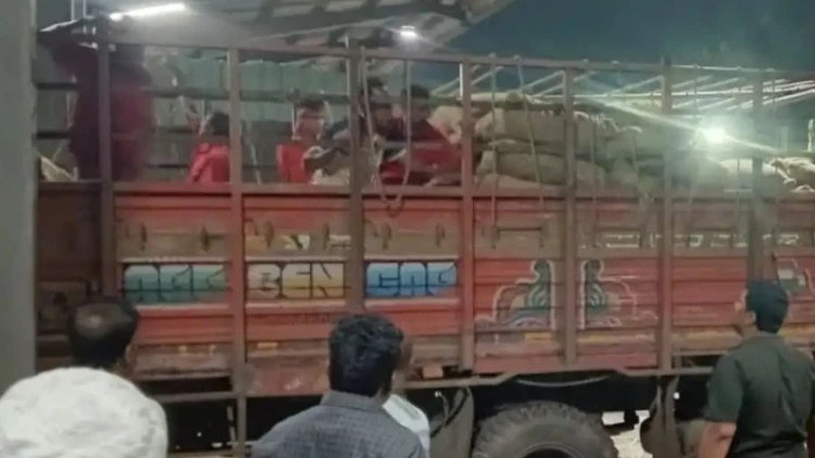 বেনাপোলে নথিপত্রহীন ভারতীয় ট্রাক জব্দ