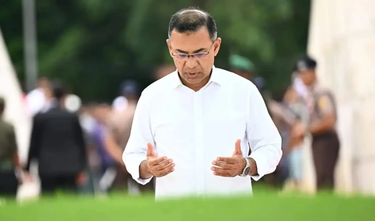 দেশে ফিরেই বাবা-মায়ের কবর জিয়ারত করলেন প্রধানমন্ত্রী তারেক রহমান